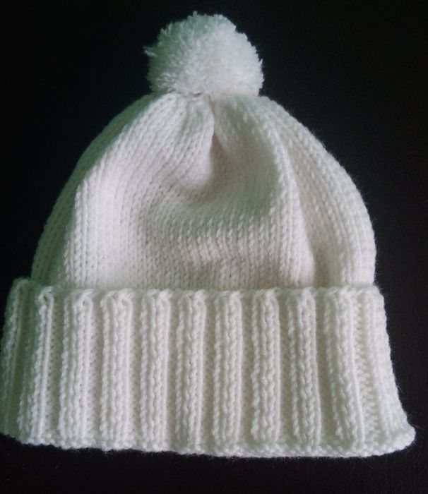 Продам зимову білу шапку ручної роботи