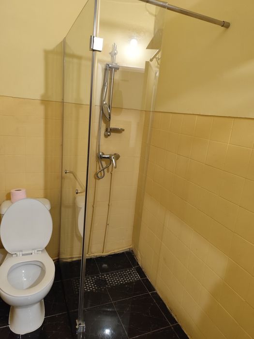 Poliban em vidro com conjunto de chuveiro