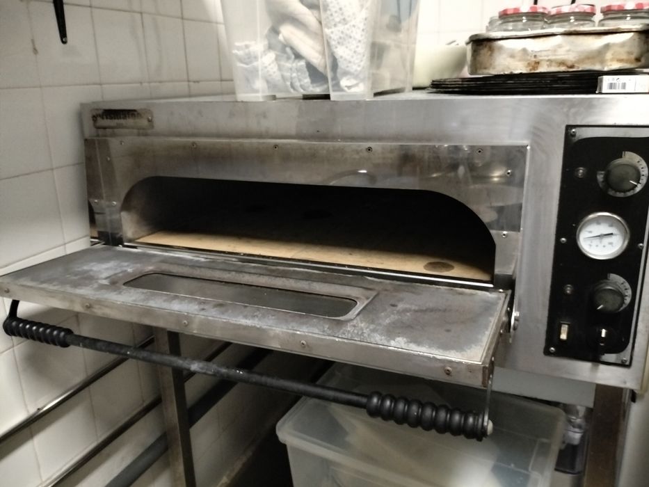 Forno grande para pizza com bancada a parte . Não entrego