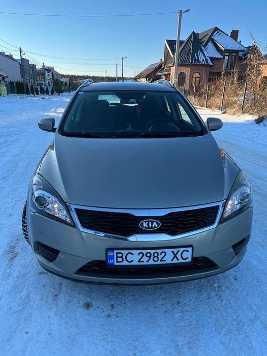 Легковий автомобіль Кіа Сід в кузові універсал