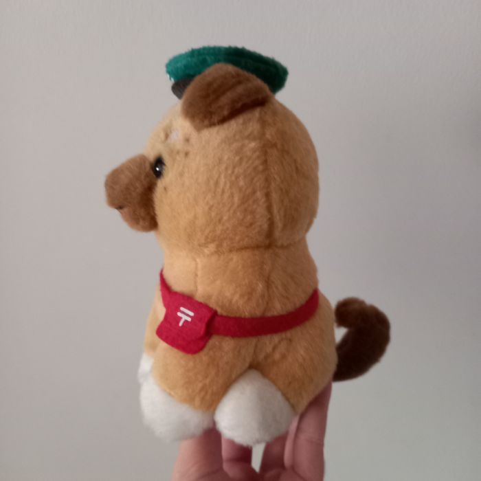 Cão de peluche carteiro
