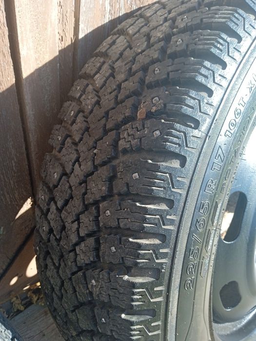 Продам шиповану зимову резину на дисках R17