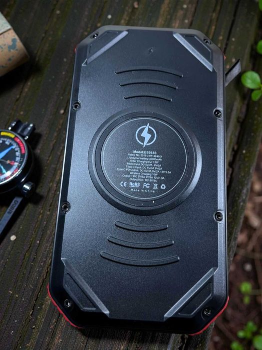 Powerbank de 30000mAh com painel solar, lanternas LED e carregamento sem fios