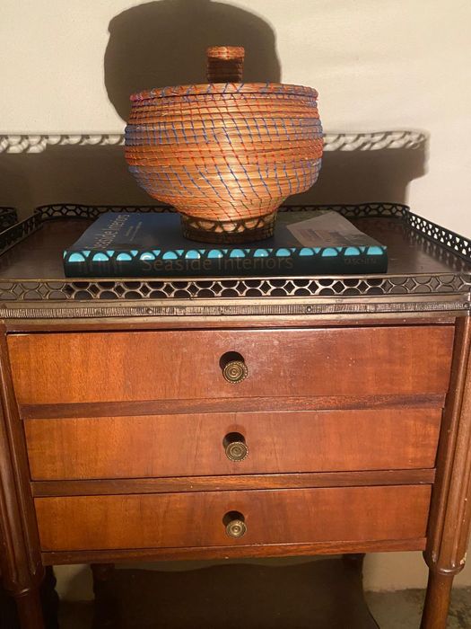 Mesas pequenas madeira e detalhes