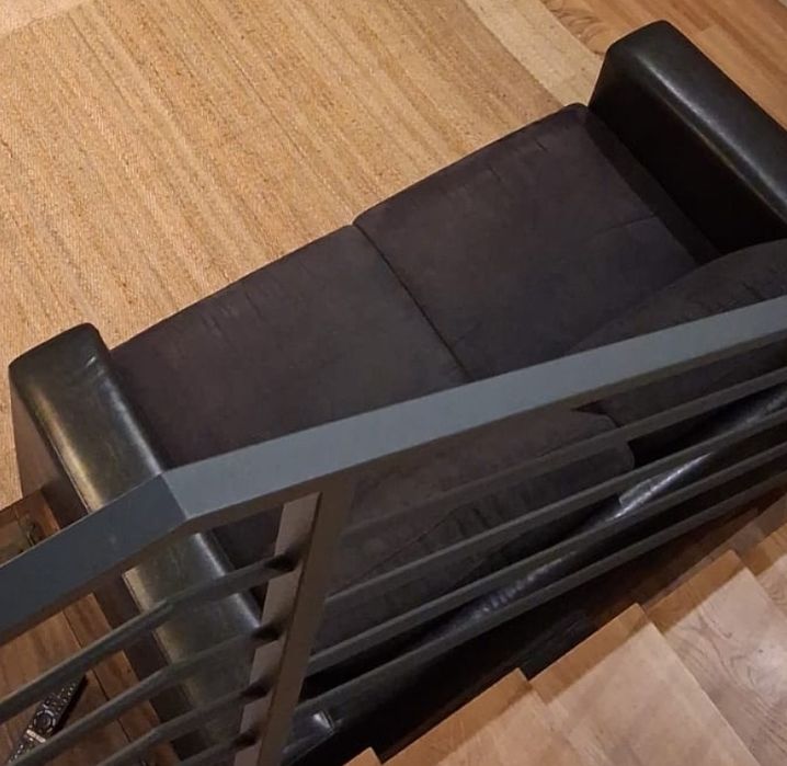 Mobília. Mesa de sala de jantar com 6 cadeiras  um sofá de 2 lugares