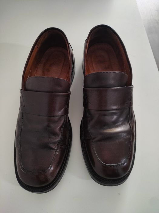 Sapatos de homem em pele castanha