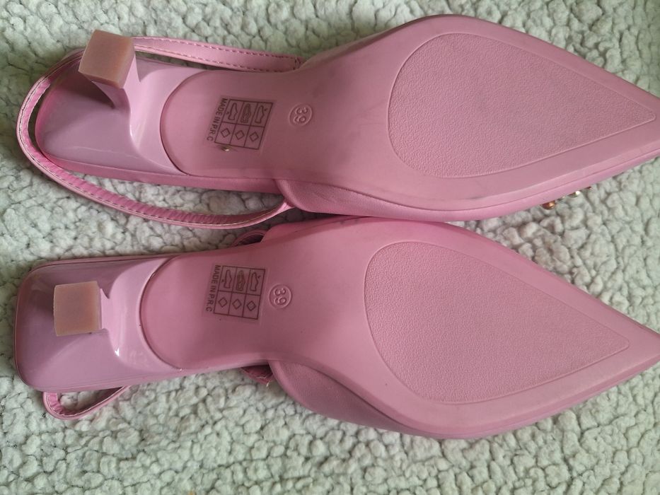 Sapatos rosa com aplicação