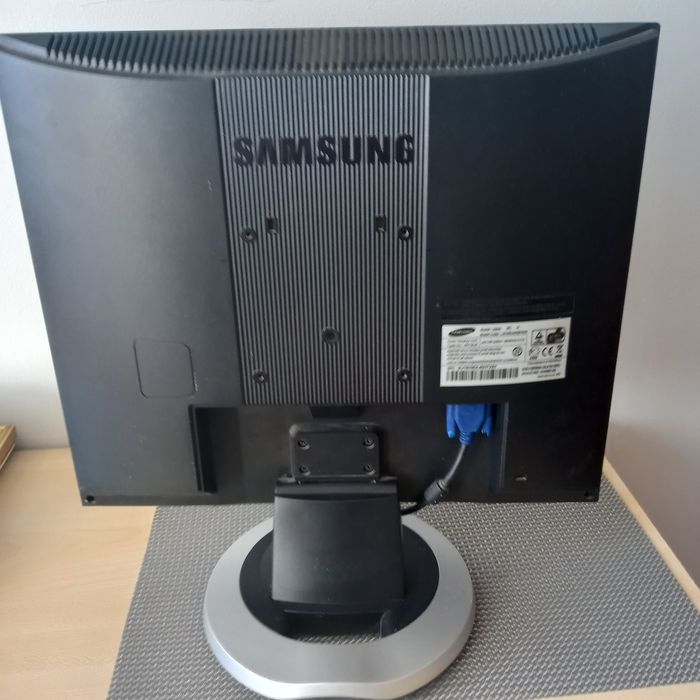 Monitor samsung  +klawiatura + dodatkowy kabel