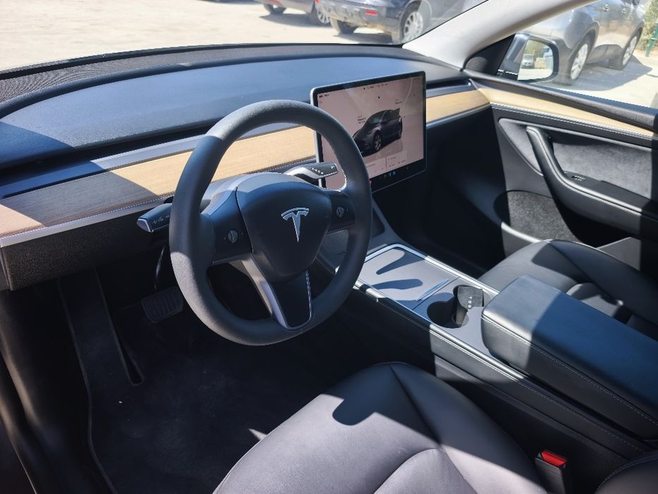 Tesla y standard