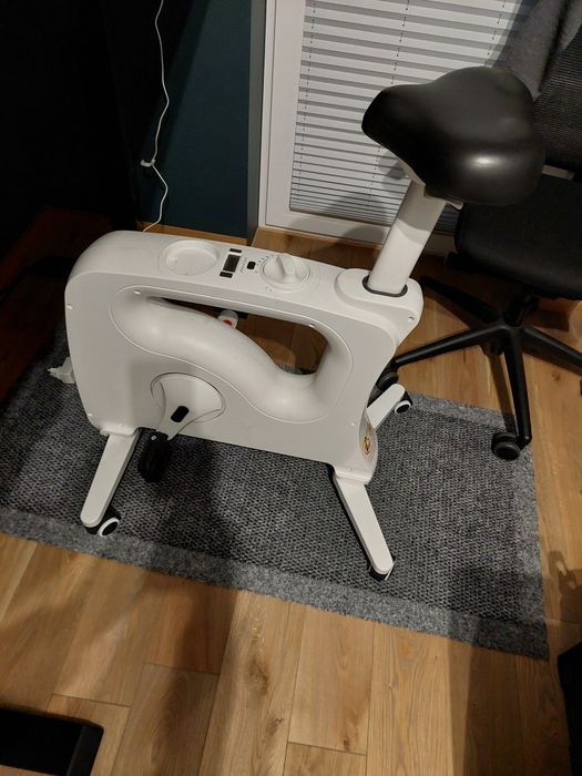 Biurowy rowerek stacjonarny