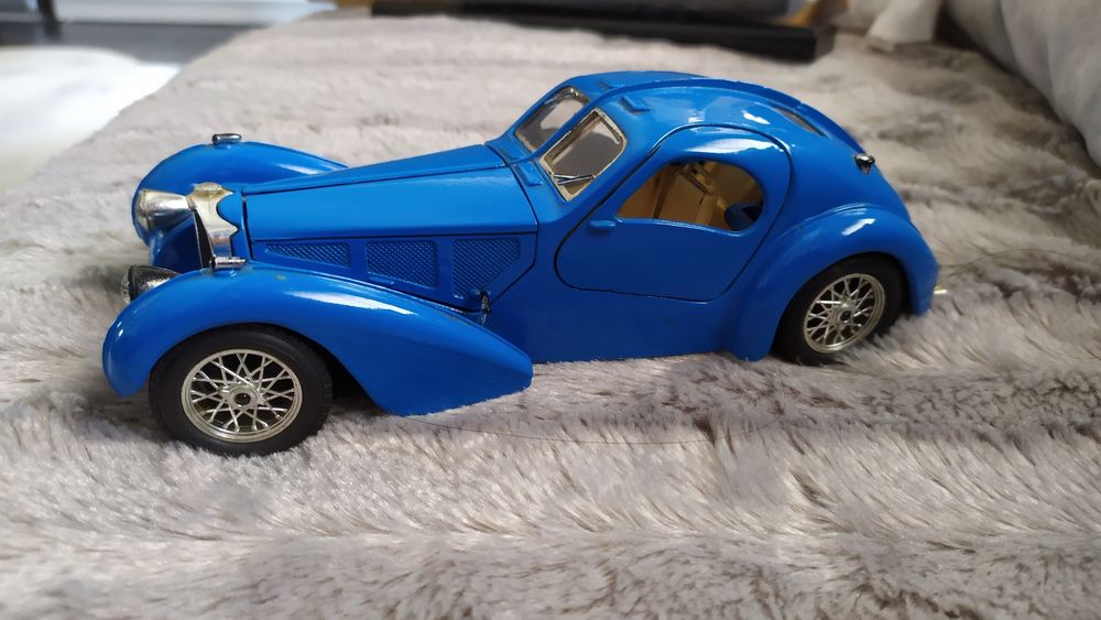 Carro Bugatti atlantic ano 1936 escala 1/ 24 Burago