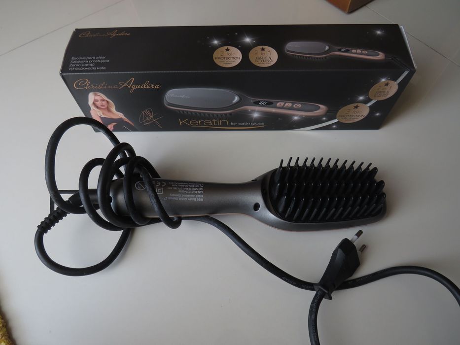 Escova de alisar cabelo com keratina.