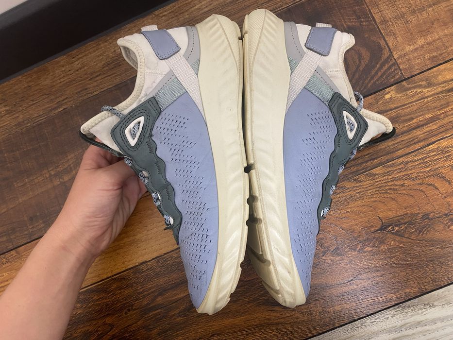 Кросівки Ecco.