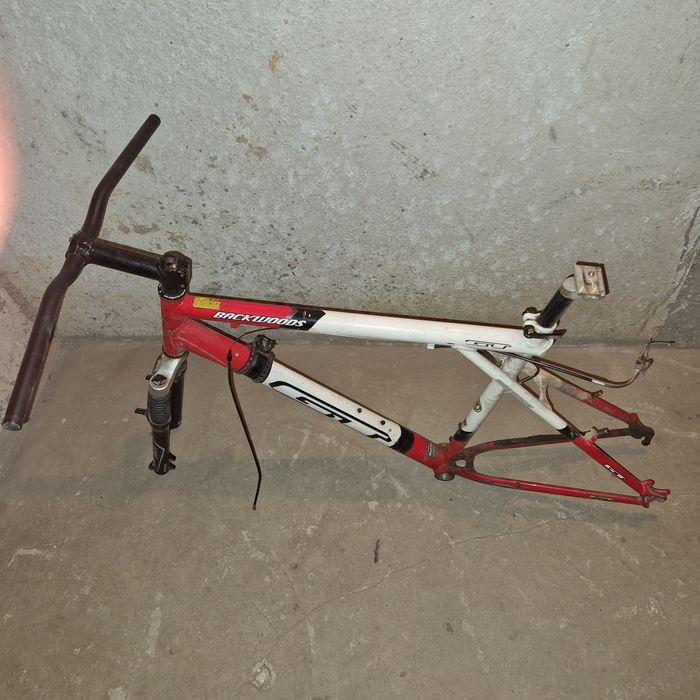 Rama rowerowa GT z amortyzatorem i kierownicą