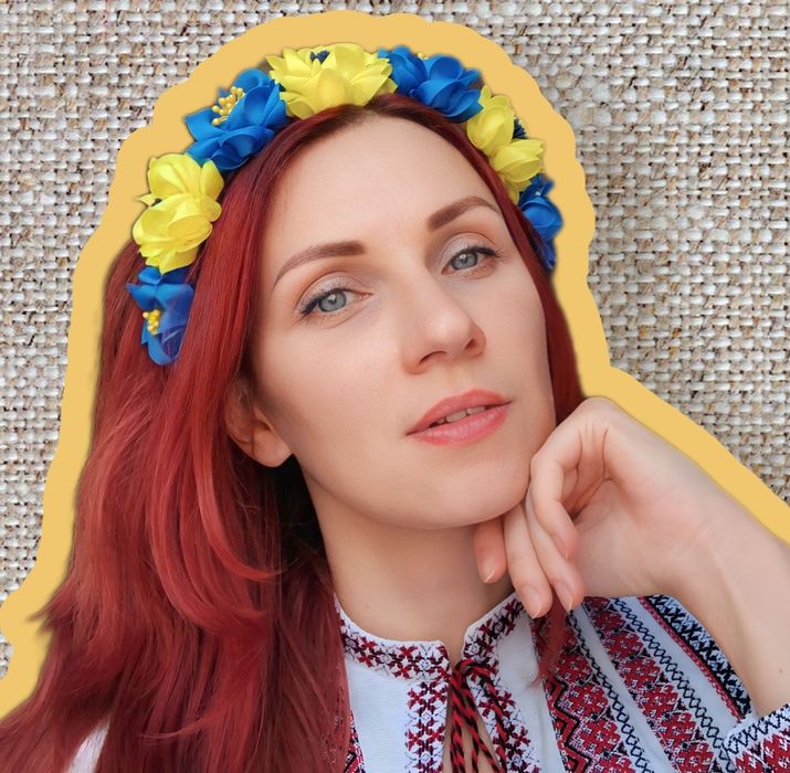 Вінок із квітв зі стрічки.