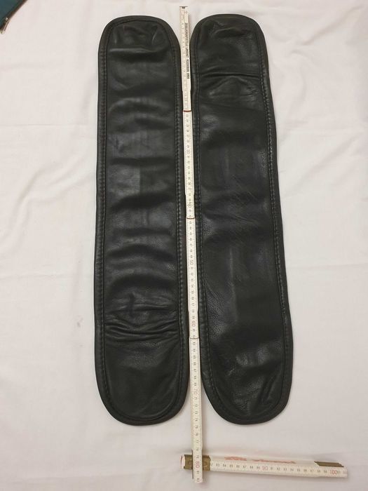 Чехол из натуральной кожи размером 75х15 см.