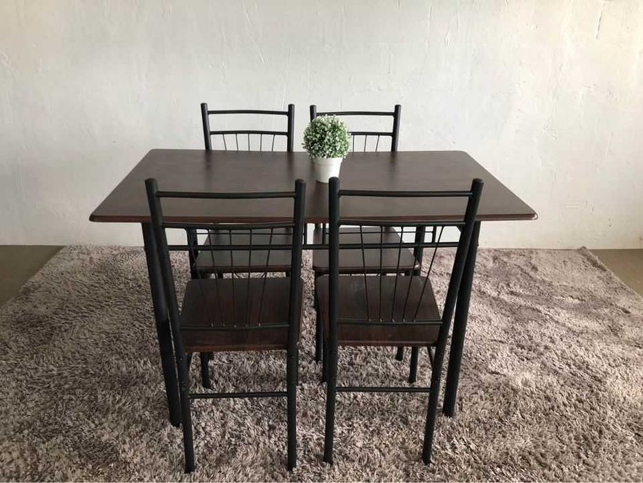 Mesa nova +4 Cadeiras 125€