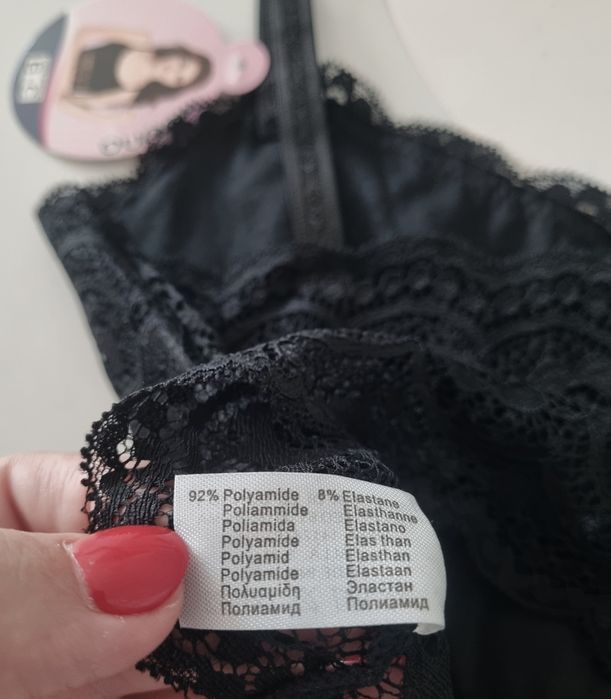 Bralettes de renda branco/preto e saiote preto. 4€ cada