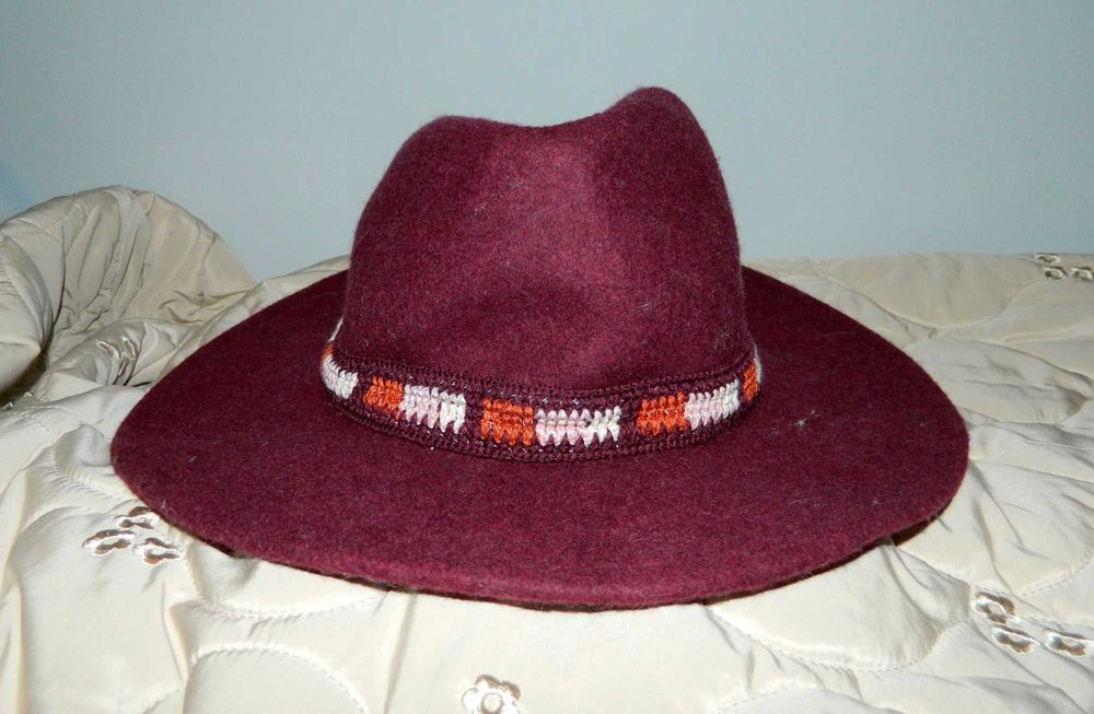 bordowy kapelusz fedora w stylu boho hippie