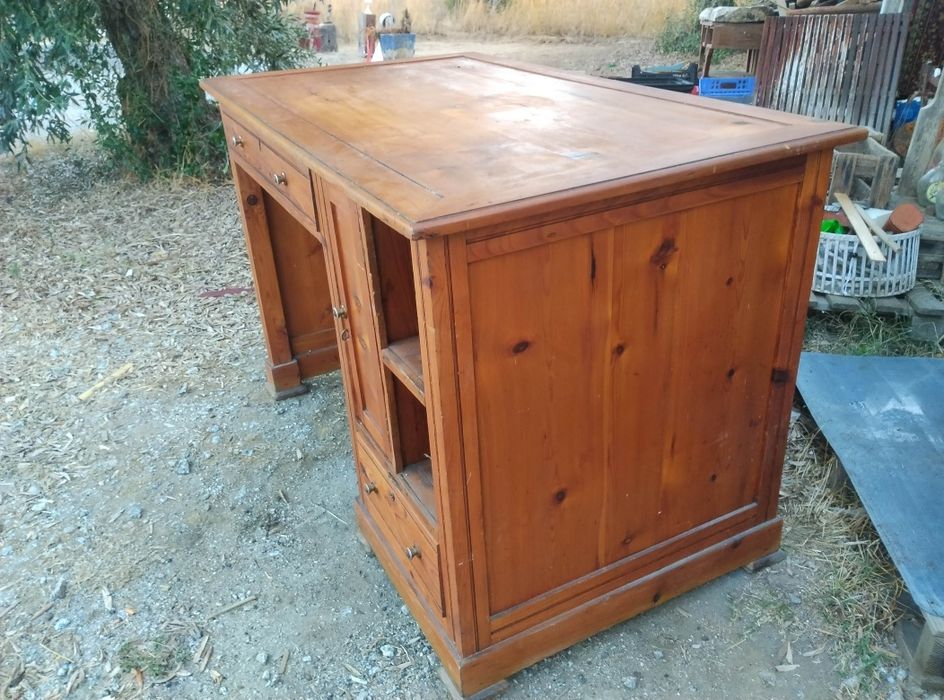 Secretária de madeira maciça em bom estado