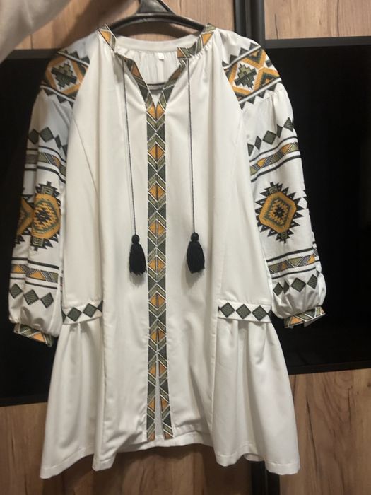 Продаю вишиту сукню