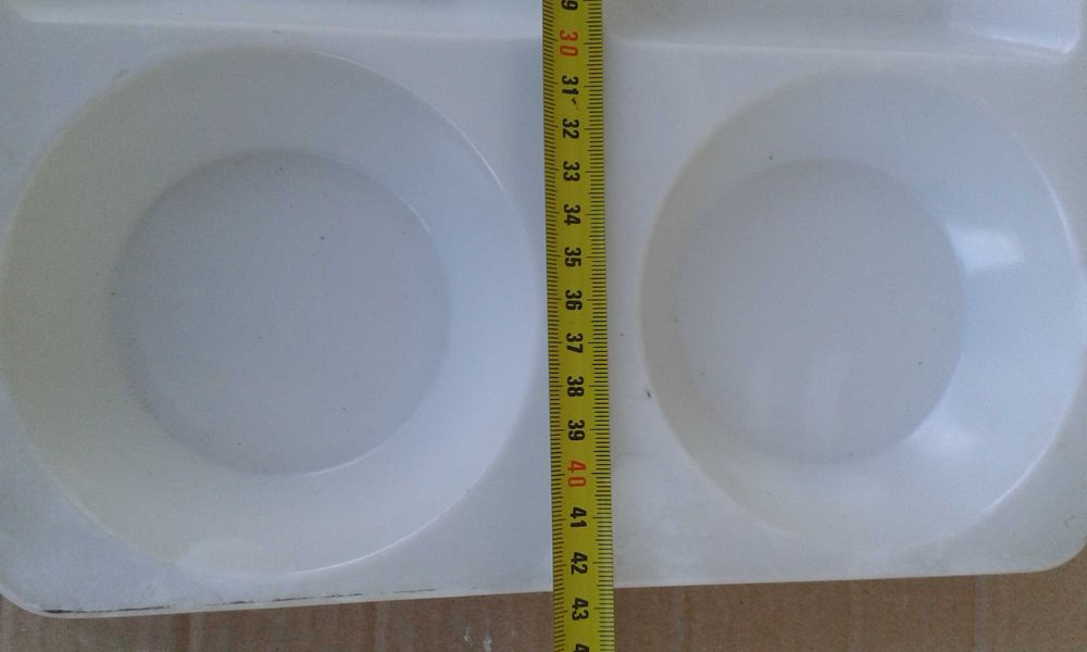 Tabuleiros em plástico branco