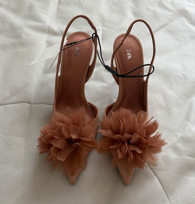 Buty na obcasie zamszowe z ozdobnym kwiatkiem Zara