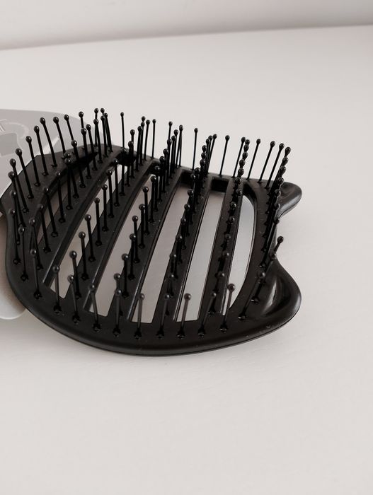 Czarna szczotka do włosów z masażerem do skóry głowy kotek