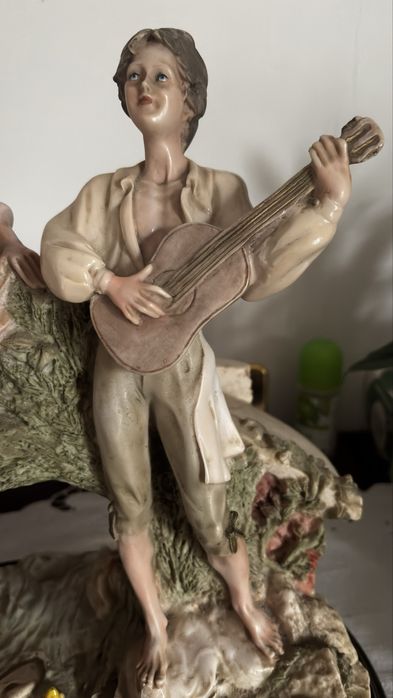 Estatueta casal música e natureza