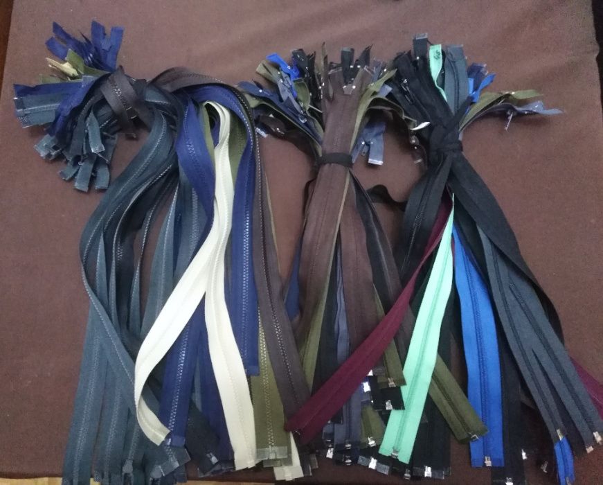 Fechos de vários tamanhos e cores