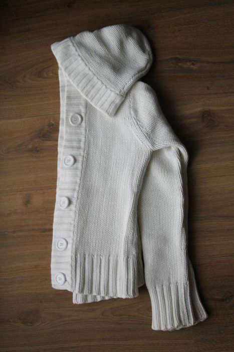 Casaco branco malha com capuz