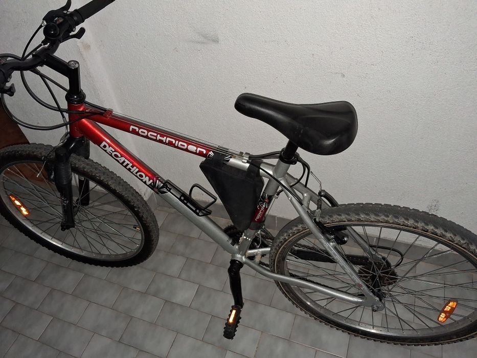 Vendo bicicleta vermelha e cinza