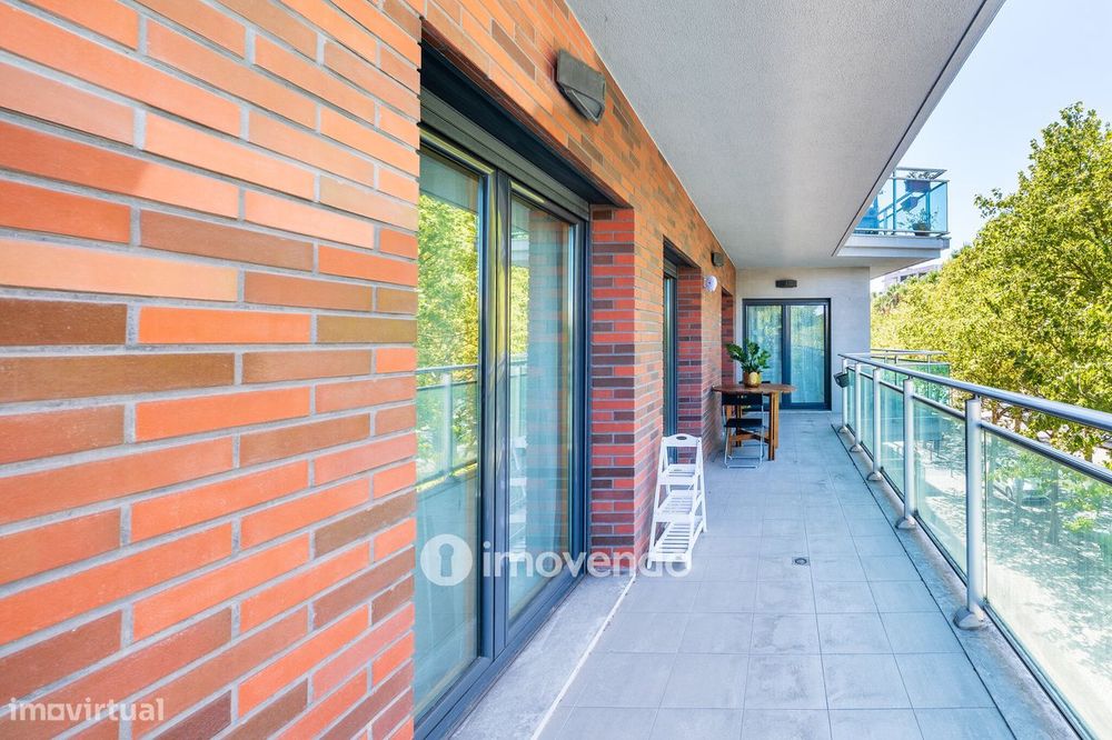 Apartamento T2 moderno, com garagem e varanda enorme, na Malvarosa