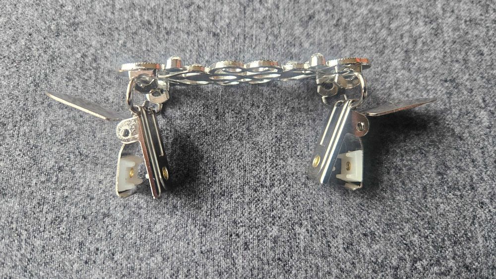 Metalowa klamra z cyrkoniami do swetra