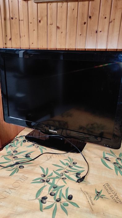 Teelvisor Phillips, para peças, em bom estado, porém não funciona. A lâmpada acende-se, mas o monitor não