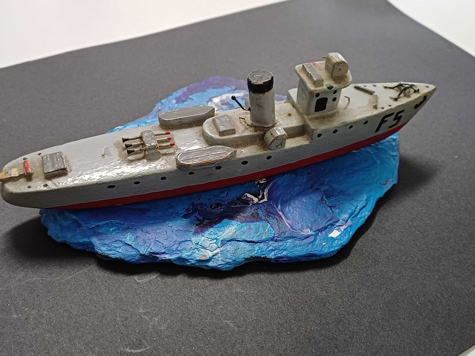 Navio antigo em diagrama de xisto pintado
