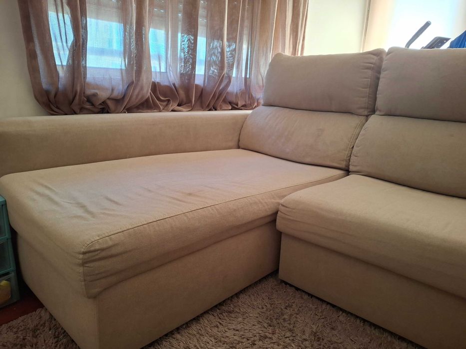 Sofa com chaiselong e 2 puffs