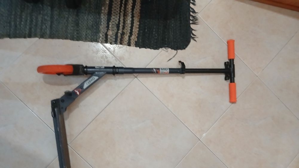 Trotineta- cor laranja e preto para criança