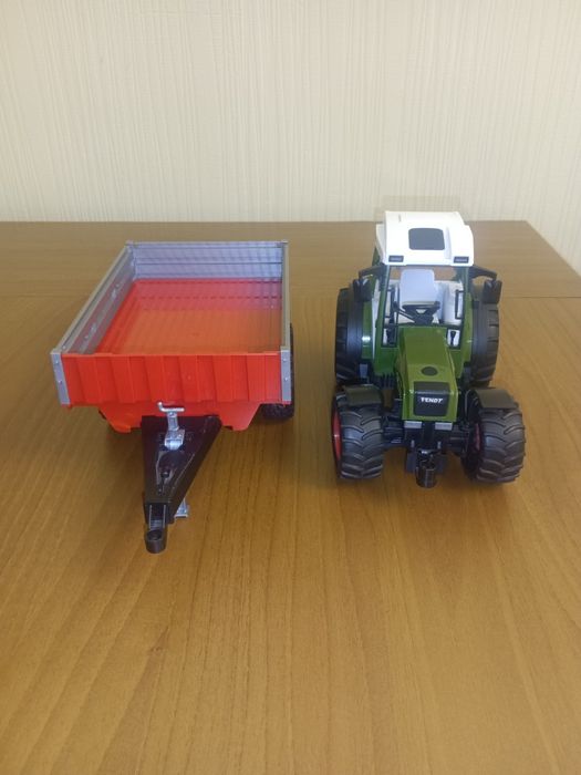 Трактор з причепом Bruder Fendt 209