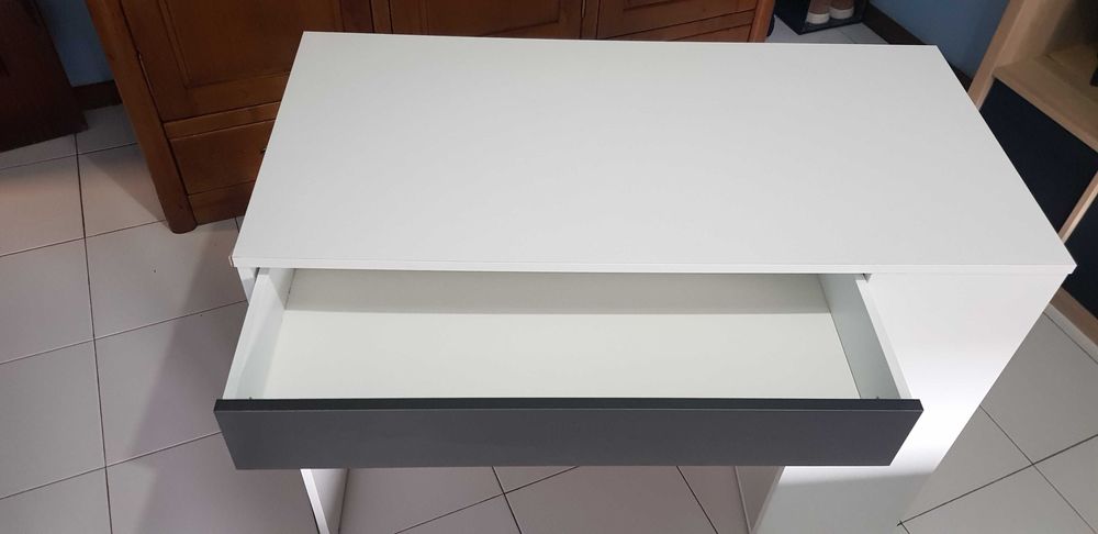 Secretária com 1 Gaveta : 101 cm Largura x 73 cm Altura x 50 cm Prof