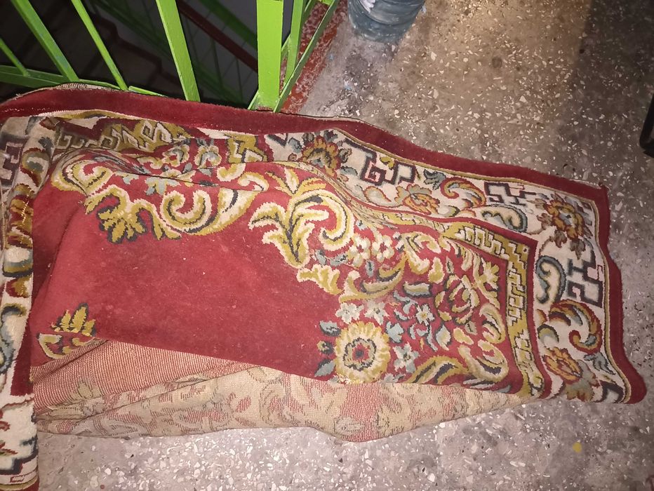 Продам ковра на пол!розміри 2 метра на 3 метра!теплий і приємний.