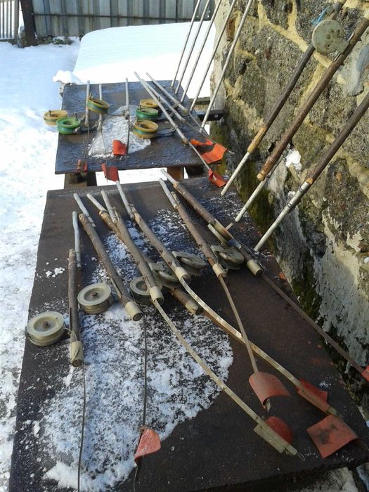 принадлежности для зимней рыбалки -бур , ящик , жерлицы и другое б-у