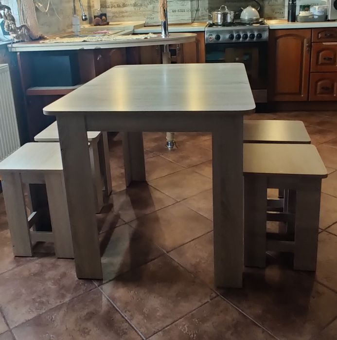 Комплект: стіл, табуретки