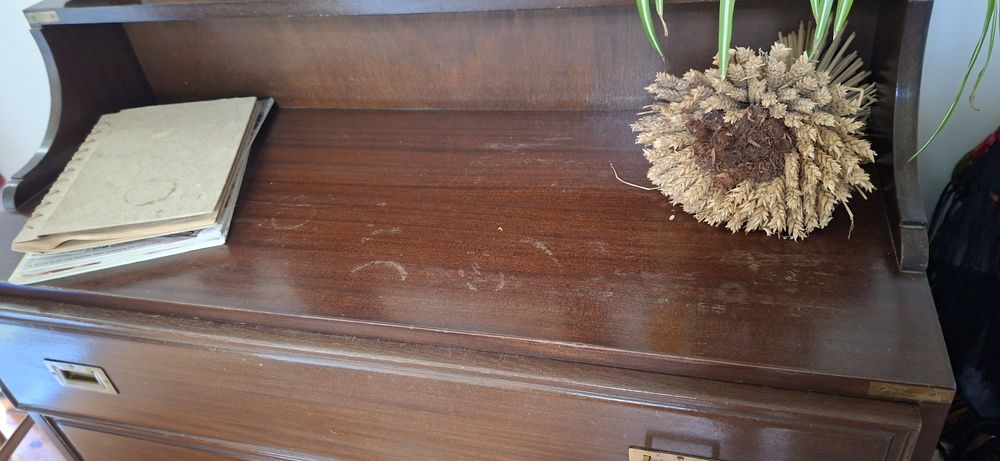 Cómoda /Escrivaninha com 4 gavetas em madeira e puchadores em cobre