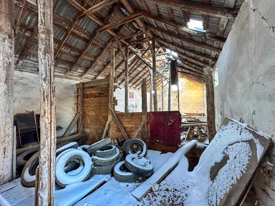 складське чи виробниче приміщення, колишнє зерносховище с.Підгірне.