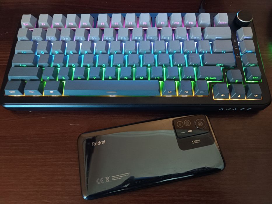 обмінюю магнітну клавіатуру Ajazz ak820 MAX і смартфон redmi note 12s