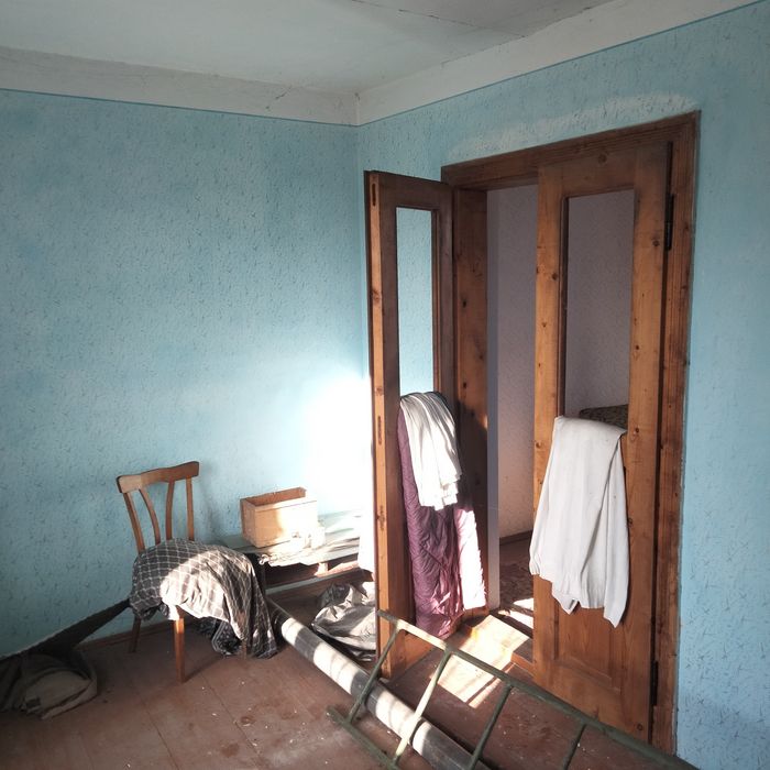 Двоповерхова дача під лісом