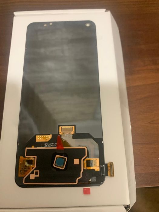 Екран на телефон 6.7 дюймів