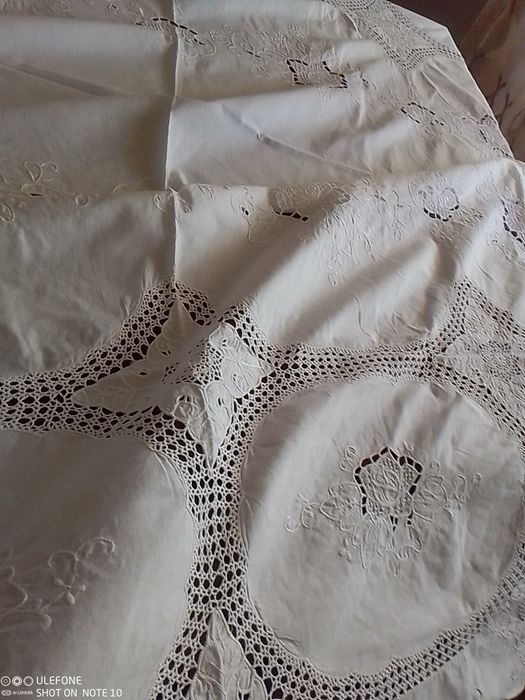 Toalha de mesa sala de jantar branca , bordada , nova.