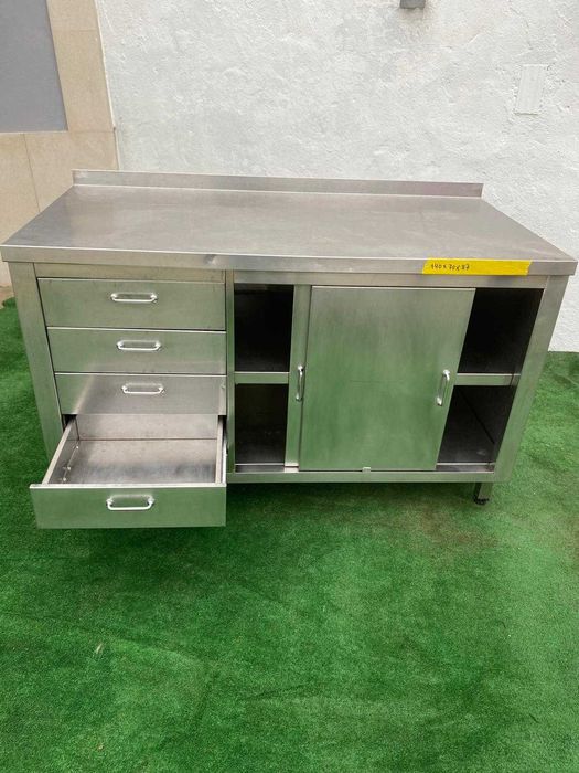 Bancada neutra em inox com 4 gavetas e 2 portas com prateleira